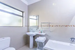 Room in Guest Room - Ezulwini Guest House - Standard Double Room With Balcony & Pool View, 2 Guests - Bathroom