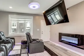 Luxe Philly Home w/ Indoor Jacuzzi & 100-inch TV! - Innenbereich
