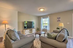 Waterfront Cottage w/ Boat Dock & 3 Decks! - Interiør