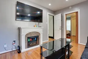 8 Mi to MetLife Stadium: Pet-Friendly Home w/ Yard - Intérieur