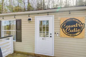 Camp-Style Cabin Near Pigeon Forge: Fire Pit, Deck - Interiør