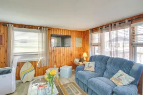 Cozy Hampton Cottage - Walk to Beaches & Marina! - Interior