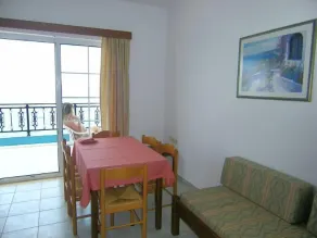 Cypriana Apartments - Essbereich im Zimmer