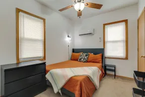Cozy Westmont Home: Walk to Metra Station! - Intérieur