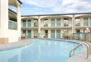 Baymont by Wyndham Gallatin - Piscine