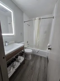 Quality Inn & Suites Ottumwa North - Bathroom