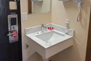 Ember Inn Suites Waite Park - Bathroom