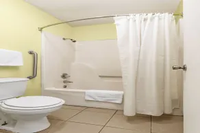 Budget Host Inn by Hotel O Portland near I-65 - Salle de bain