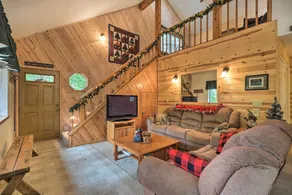 Game Room & Deck: Pet-friendly Camp Connell Cabin - Interiör