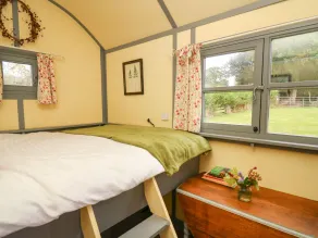 Brown Hare Shepherds Hut - Room