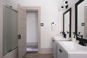 Comfortable Escape in Historic Downtown Savannah - Bathroom