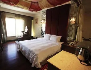 CHATEAU MOTEL (Crystal Code Museum) - Room