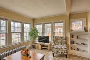Lakewood Home w/ Yard ~ 8 Mi to Cleveland! - Intérieur