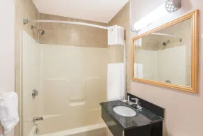 Howard Johnson by Wyndham Springfield - Salle de bain