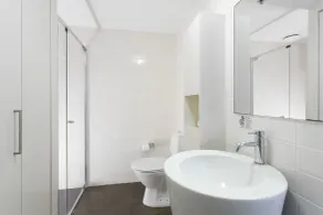 Evolution Apartments - Bathroom