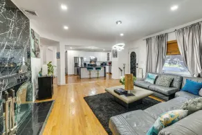 8 Mi to Jones Beach State Park! Cozy Home w/ Porch - Interior