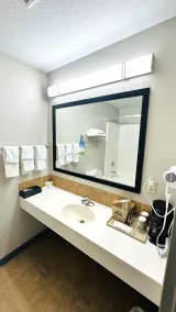 Days Inn & Suites by Wyndham Wynne - Salle de bain