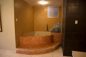 Tropical Inn Hotel - Bathroom