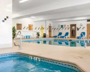 Comfort Suites Airport - Piscine