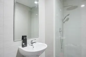 Modern And Comfort Studio At Ciputra International Apartment - Badezimmer
