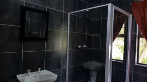 Lala Dene Lodge - Bathroom
