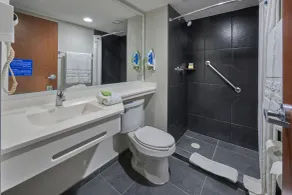 City Express by Marriott Salamanca - Bathroom