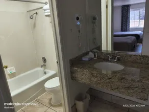 Ameri-Stay Inn & Suites - Bathroom