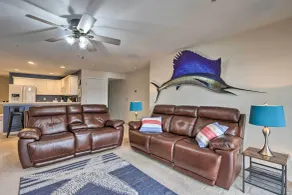 Community Pool & Dock: Lake of the Ozarks Condo! - Interiör