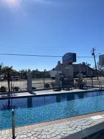 Howard Johnson by Wyndham Historic Lake Charles - Piscine