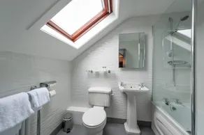 Lake of Shadows Hotel - Baño