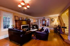 Strawberry Valley Inn - Salon du hall