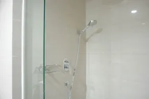 2BR Luxury Modern Ciputra International Apartment By Travelio - Baño