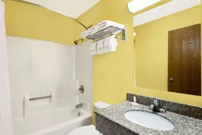 Super 8 by Wyndham Muncie/Ball St. College Area - Salle de bain