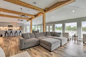 Home on San Jacinto River w/ Pool, Dock & Deck! - Innvendig