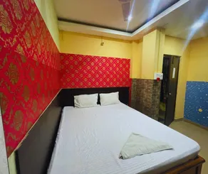 H K Residency Near Kalakshetra - Room