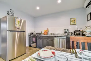 Seneca Lake Wine Trail Studio w/ Balcony & Views! - Innvendig