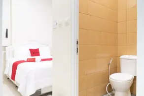 RedDoorz @ Garden Boulevard Citra Raya Tangerang - Bathroom