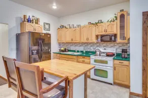 Walkable Main St Studio Near Lake Cochrane - Interiør