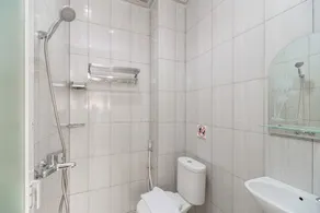 RedDoorz Plus near RS RK Charitas 2 Palembang - Bathroom