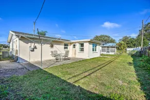 Cozy Holiday Home w/ Yard ~ 5 Mi to Beach! - Intérieur