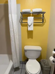 Hollister Inn - Bathroom