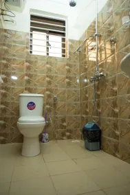 Kampala Suburbs Apartment - Bathroom