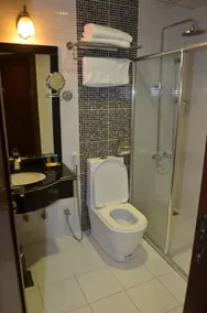 Laguna Hotel Suites - Bathroom