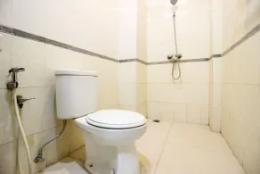 RedDoorz near Stadion Manahan Solo - Bathroom