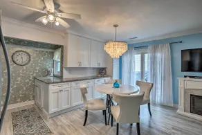 NOUVEAU! Breezy Beach Getaway Condo w / Deck + Grill! - Intérieur
