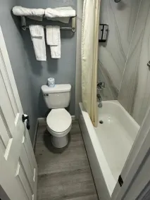 Midtown Lodge - Bathroom