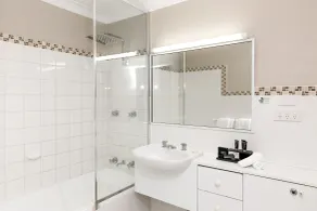 The Belmore Apartments Hotel - Bathroom