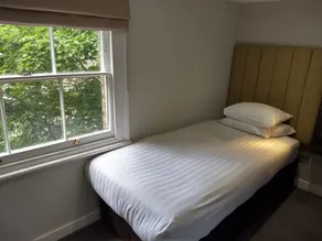 Garden Court Hotel - Chambre