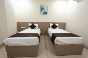 Hotel V Grand - Chambre