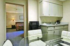 Travelodge by Wyndham Cleveland Lakewood - Chambre